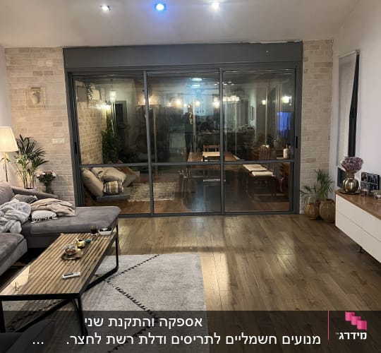 דלתות אלומיניום גדולות עם מסגרת אפורה